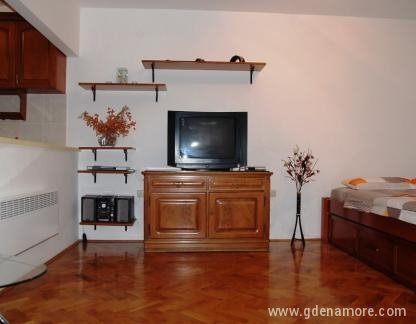Prelijep, kompletno opremljen studio apartman, na odlicnoj lokaciji,480 m od mora, za do 4 odrasle o, частни квартири в града Budva, Черна Гора